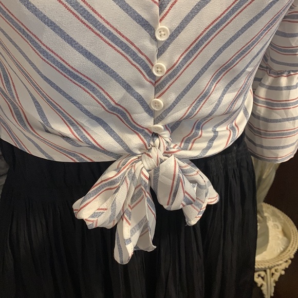 Beautiful like new button down tie up crop dress shirt - Picture 4 of 8